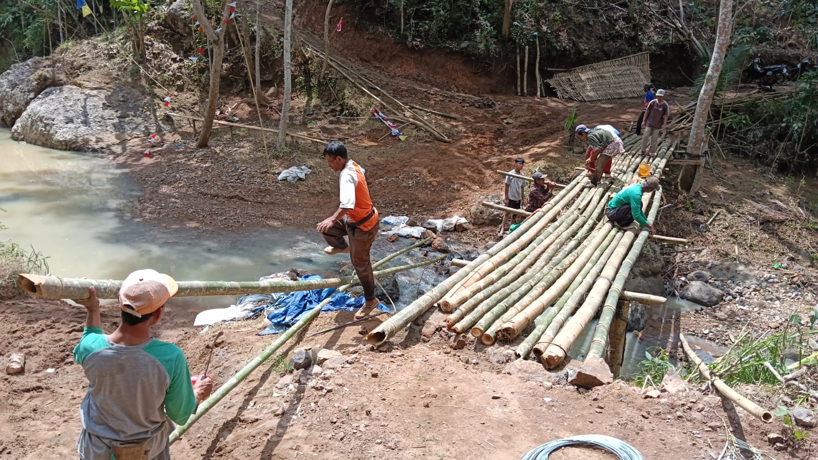 Warga Glinggangan Kumpulkan Dana untuk Bangun Jembatan, Baru Terkumpul Dana Seharga 30 Zak Semen